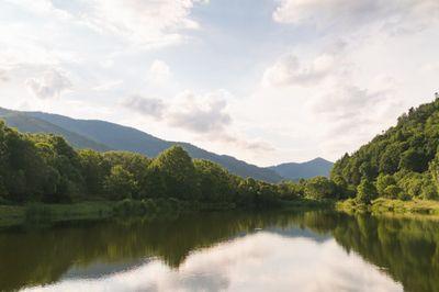 A lake surrounded by trees in the mountains